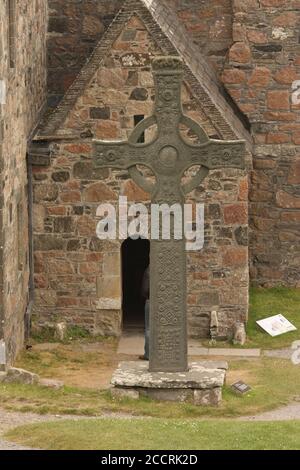 Keltisches Kreuz vor dem Eingang zur Iona Abbey, Isle of Iona, Schottland, Großbritannien Stockfoto