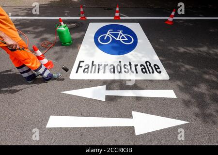Essen, Ruhrgebiet, Nordrhein-Westfalen, Deutschland - Neue Fahrradstraße, Straßenmarkierungen beim Auftragen der Fahrrad-Piktogramme, hier in der Busehofstraße in der di Stockfoto