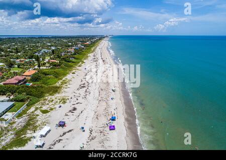 Florida, Melbourne Beach, Wasser im Atlantischen Ozean, öffentliches Sandwasser, Sonnenanbeter surfen, Vogelperspektive oben, Besucher reisen zu Stockfoto