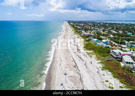 Florida, Melbourne Beach, Wasser im Atlantischen Ozean, öffentliches Sandwasser, Sonnenanbeter surfen, Vogelperspektive oben, Besucher reisen zu Stockfoto