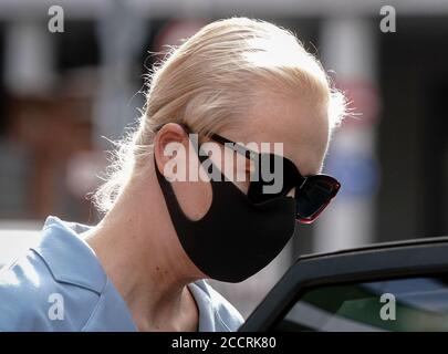 Berlin, Deutschland. August 2020. Die Frau des russischen Oppositionellen Alexej Nawalny, Julia, verlässt die Charite. Ärzte der Berliner Charité gehen davon aus, dass der Kremlkritiker Alexej Nawalny vergiftet wurde. RECROP. Quelle: Kay Nietfeld/dpa/Alamy Live News Stockfoto