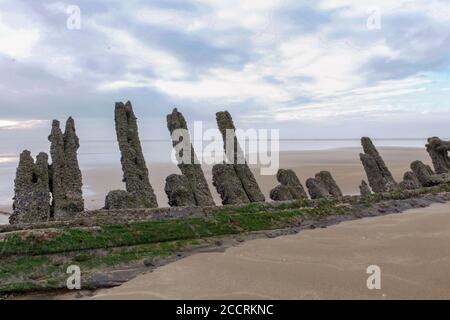 Altes Schiffswrack aus Holz, im Sand begraben Stockfoto