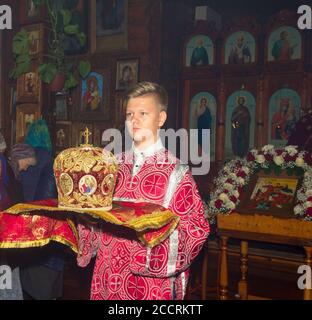 Adygea, Russland - 8. November 2017: Der junge Mann Subdiakon hält den Bischof hat Miter Stockfoto