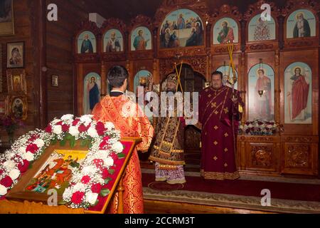 Adygea, Russland - 8. November 2017: Die göttliche Liturgie in der orthodoxen Kirche mit der Teilnahme des Erzbischofs Stockfoto