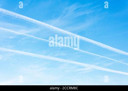 Drei Jettrails am blauen Himmel Stockfoto