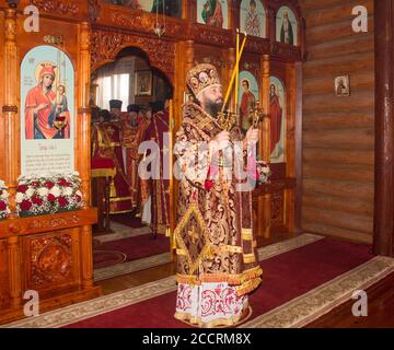 Adygea, Russland - 8. November 2017: Der Erzbischof mit brennenden Wachskerzen bei der Gottesliturgie in der orthodoxen Kirche Stockfoto