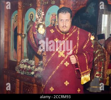 Adygea, Russland - 8. November 2017: Erzdiakon mit Räuchergefäß führt die Heilige Liturgie in der orthodoxen Kirche an Stockfoto