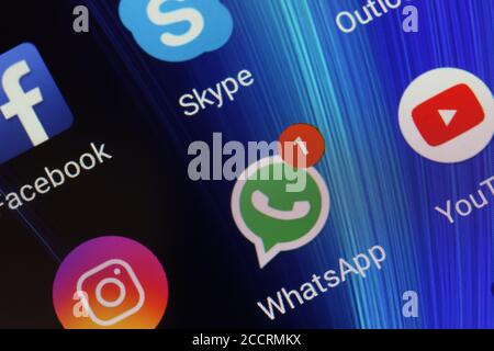 Adygea, Russland - 2. Januar 2018: App-Icons WhatsApp, YouTube, instagram, Facebook und Skype auf dem Bildschirm des Smartphones Xiaomi Stockfoto