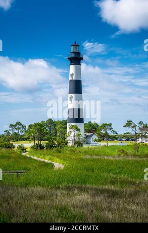 Bodie Island Lighthouse Anfang August mit teilweise bewölktem Himmel Stockfoto