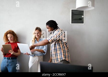 Gruppe der erfolgreiche Geschäft Leute designer Architekten im Büro Stockfoto