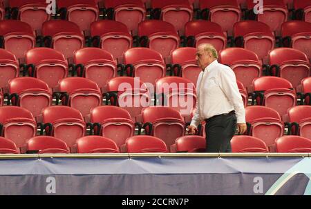 Lissabon, Portugal. 23. August 2020. firo Fußball: 23.08.2020 Champions-League-Finale FC Bayern München, München, München - Paris Saint Germain 1-0 Uli HOENESS (ehemaliger FCB-Präsident), Hoeness on Tribune, Peter Schatz/Pool/via/firosportphoto - die UEFA-VORSCHRIFTEN VERBIETEN DIE VERWENDUNG VON FOTOS als BILDSEQUENZEN und/oder QUASI-VIDEO - Nationale und internationale Nachrichtenagenturen OUT redaktionelle Verwendung NUR zur Verwendung weltweit Credit: dpa/Alamy Live News Stockfoto