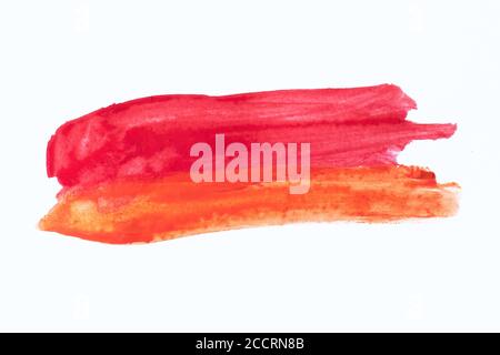 Hochauflösende Textur von roten und orangen Pinselstrichen auf weißem Hintergrund. Stockfoto