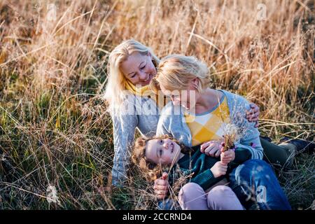 Portrait von kleinen Mädchen mit Mutter und Großmutter Ruhe im Herbst Natur. Stockfoto