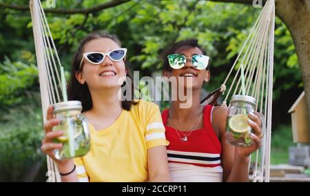 Frontansicht der jungen Teenager Mädchen Freunde im Freien im Garten, Spaß zu haben.