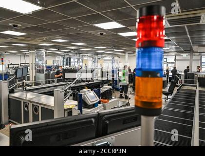 24. August 2020, Brandenburg, Schönefeld: Blick auf die neuen Sicherheitskontrollen im Gebäude des Terminal T5 am Flughafen Berlin-Schönefeld. Am selben Tag fand eine Pressetour durch das Terminal T5 statt. Mit der Eröffnung des Flughafens Berlin Brandenburg (BER) wird der Flughafen Schönefeld als Terminal T5 Teil des BER. Foto: Patrick Pleul/dpa-Zentralbild/ZB Stockfoto