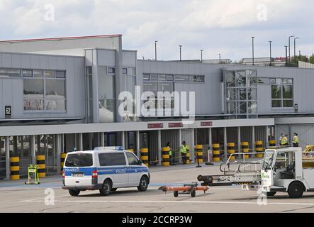 24. August 2020, Brandenburg, Schönefeld: Blick vom Vorfeld auf das Gebäude des Terminals T5 am Flughafen Berlin-Schönefeld. Am selben Tag fand eine Pressetour im Terminal T5 statt. Mit der Eröffnung des Flughafens Berlin Brandenburg (BER) wird der Flughafen Schönefeld als Terminal T5 Teil des BER. Foto: Patrick Pleul/dpa-Zentralbild/ZB Stockfoto