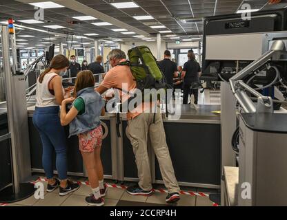 24. August 2020, Brandenburg, Schönefeld: Reisende stehen an einer neuen Sicherheitskontrolle im Gebäude des Terminal T5 am Flughafen Berlin-Schönefeld. Am selben Tag fand eine Pressetour zum Terminal T5 statt. Mit der Eröffnung des Flughafens Berlin Brandenburg (BER) wird der Flughafen Schönefeld als Terminal T5 Teil des BER. Foto: Patrick Pleul/dpa-Zentralbild/ZB Stockfoto