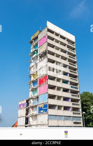 Der Abriss des Heath House Tower Blocks in Druids Heath, Birmingham, wird von DSM Demolition Company durchgeführt Stockfoto