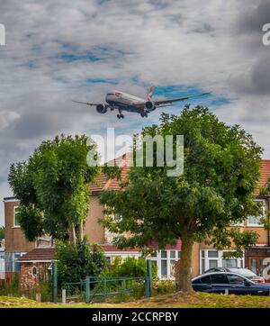 Flughafen Heathrow, London, Großbritannien. 24. August 2020. Westlicher Betrieb Flugzeuge Ankunft auf der südlichen Landebahn 27L, nachdem es wegen Reparaturen geschlossen wurde, während der Flugverkehr während der schlimmsten COVID-19 Sperre reduziert wurde. Bild: British Airways Boeing 787 Dreamliner G-ZBKG kommt aus San Francisco an. Die Ankünfte der Flugzeuge liegen derzeit etwa 10 Minuten auseinander und liegen damit deutlich unter der normalen vor-Coronavirus-Anreiserate von 90 Sekunden zwischen den Landungen. Kredit: Malcolm Park/Alamy Stockfoto