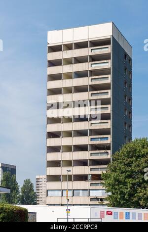 Der Abriss des Heath House Tower Blocks in Druids Heath, Birmingham, wird von DSM Demolition Company durchgeführt Stockfoto