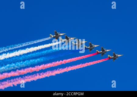 St. Petersburg, Russland. - 26. Juli 2020: Die Gruppe der russischen Kämpfer Suchoi Su-25 im Himmel. Navy Day Parade in St. Petersburg, Russland. Stockfoto