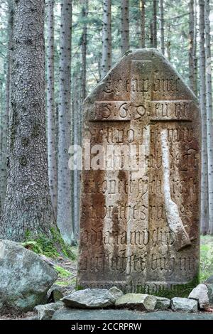 Vermittlungskreuz - ein Wilderer wurde an dieser Stelle im Jahr 1569 erschossen. Vojtechoc Dorf, Region Vysocina, Tschechische Republik. Stockfoto