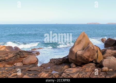 Felsbrocken an der Cote de Granit Rose - Rosa Granite Küste - große Naturstätte von Ploumanach in der Bretagne, Frankreich Stockfoto