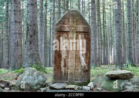 Vermittlungskreuz - ein Wilderer wurde an dieser Stelle im Jahr 1569 erschossen. Vojtechoc Dorf, Region Vysocina, Tschechische Republik. Stockfoto