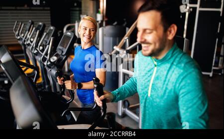 Fit Happy man trainiert im Fitnessstudio an einer Maschine Stockfoto