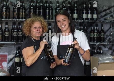 FUNCHAL, MADEIRA, PORUGAL - 3. SEPTEMBER 2016: Weinproduzenten ermutigen zur Verkostung ihrer Weine während des Madeira Wine Festival in Funchal auf Made Stockfoto