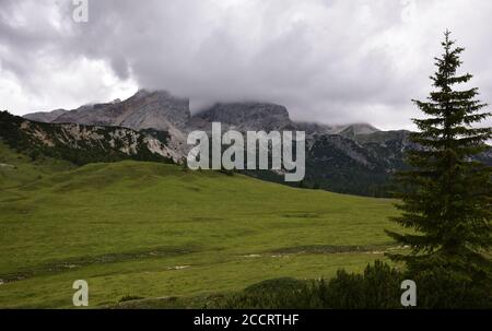 Das Croda Rossa Massiv unter den Wolken in Prato Piazza Stockfoto