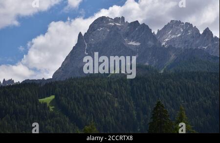 Die felsigen Massive von Costone und Croda Rossa im Val Fiscalina Stockfoto