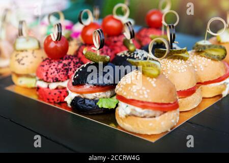 Buffet mit Mini-Burger, Sliders. Catering-Banketttisch mit Vorspeisen. Party-Essen Stockfoto