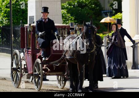 Extras am Set von TV Drama Belgravia Stockfoto