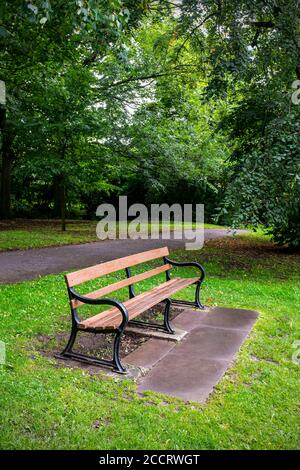 Leere Bank im park Stockfoto