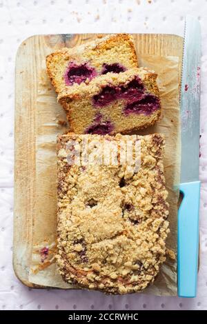 Brombeere und Apfelkuchen mit Zimtbrösel Stockfoto