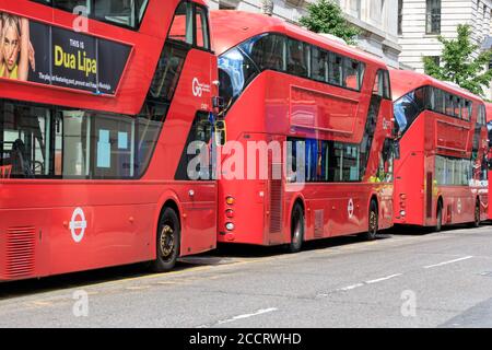 Typische London Transport rote Doppeldeckerbusse, drei in Reihe auf Whitehall, Westminster, London, England, Großbritannien Stockfoto