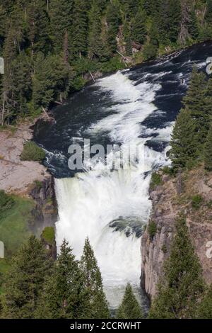 Lower Mesa Falls in Idaho entlang der Mesa Falls Scenic Byway an einem hellen sonnigen Tag mit wild und schnell Wasser Kaskadierung nach Felsen Klippen mit Umgebung Stockfoto