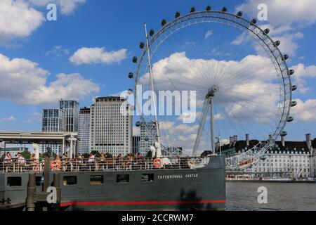 Tattershall Castle schwimmende Kneipe auf dem Boot und London Eye Riesenrad auf der Themse, London, England, Großbritannien Stockfoto