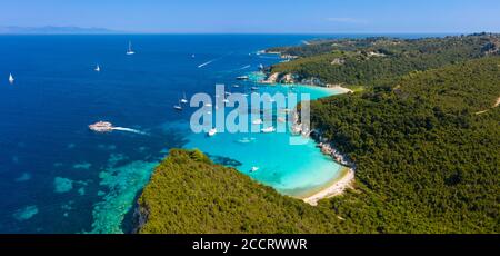 Panoramablick auf die Nordostküste von Antipaxos mit Mesovrika-Strand und Voutoumi-Strand, Ionische Inseln, Griechenland Stockfoto