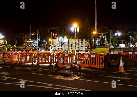 Straßenarbeiten Team Crew arbeiten in der Nacht. Maschinen auf der Baustelle, Arbeiten im Gange. Dublin, Republik Irland, Europa Stockfoto