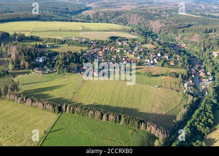 Tanne, Deutschland. Juli 2020. Der Ferienort Tanne im Oberharz, von einem Heißluftballon aus gesehen. Quelle: Stephan Schulz/dpa-Zentralbild/ZB/dpa/Alamy Live News Stockfoto