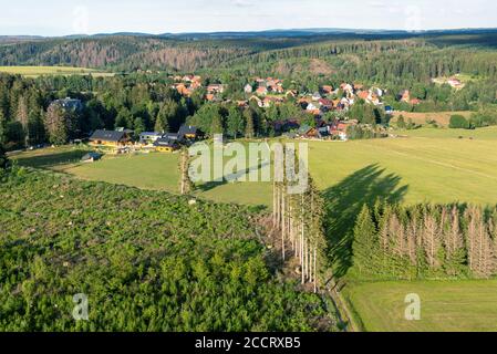 Tanne, Deutschland. Juli 2020. Der Ferienort Tanne im Oberharz, von einem Heißluftballon aus gesehen. Quelle: Stephan Schulz/dpa-Zentralbild/ZB/dpa/Alamy Live News Stockfoto