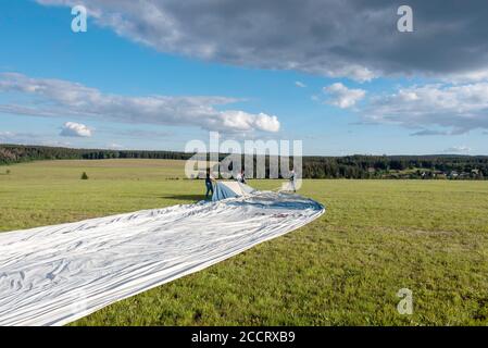 Tanne, Deutschland. Juli 2020. Winfried Borchert ist Pilot und Betreiber des Brockenballons. Vorbereitungen für den Start eines Heißluftballons. Quelle: Stephan Schulz/dpa-Zentralbild/ZB/dpa/Alamy Live News Stockfoto