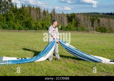 Tanne, Deutschland. Juli 2020. Winfried Borchert, Besitzer und Pilot des Brockenkballons, breitet die Hülle seines Ballons auf einer Wiese im Harz aus. Quelle: Stephan Schulz/dpa-Zentralbild/ZB/dpa/Alamy Live News Stockfoto