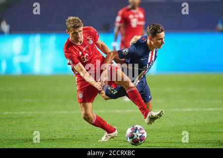 Lissabon, Portugal. 23. August 2020. firo Fußball: Champions-League-Finale 23.08.2020 FC Bayern München, München, München - Paris Saint Germain 1: 0. Duels, Thomas MUELLER, MULLER, FCB 25 Wettkampf um den Ball, Tackling, Duell, Header, Duell, Action, Kampf gegen Julian DRAXLER, PSG 23 Peter Schatz/Pool/via/firosportphoto - die UEFA-BESTIMMUNGEN VERBIETEN DIE VERWENDUNG VON FOTOS als BILDSEQUENZEN und/oder QUASI-VIDEO - Nationale und internationale Nachrichtenagenturen OUT redaktionelle Verwendung NUR zur weltweiten Nutzung Quellennachweis: dpa/Alamy Live News Stockfoto