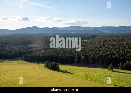 Tanne, Deutschland. Juli 2020. Blick vom Heißluftballon auf den Wurmberg (l) und den Brocken (r) im Harz. Quelle: Stephan Schulz/dpa-Zentralbild/ZB/dpa/Alamy Live News Stockfoto