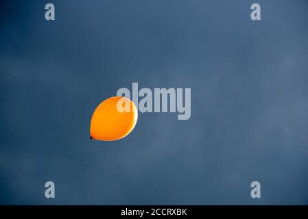 Tanne, Deutschland. Juli 2020. Ein mit Helium gefüllter Ballon steigt in den Himmel. Es zeigt einem Ballonfahrer die Windrichtung in verschiedenen Höhen. Quelle: Stephan Schulz/dpa-Zentralbild/ZB/dpa/Alamy Live News Stockfoto