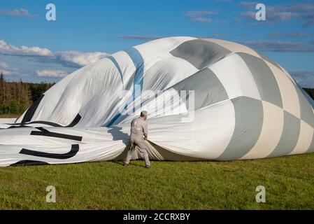 Tanne, Deutschland. Juli 2020. Winfried Borchert, Pilot und Betreiber des Brocken-Ballons, prüft die Hülle seines Heißluftballons. Quelle: Stephan Schulz/dpa-Zentralbild/ZB/dpa/Alamy Live News Stockfoto