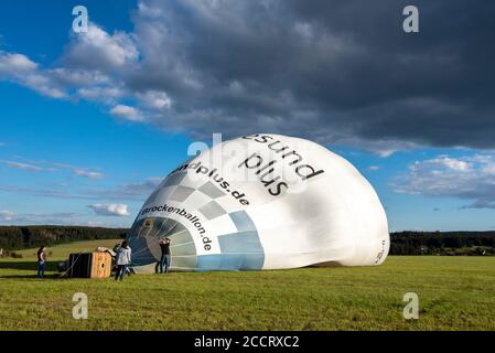 Tanne, Deutschland. Juli 2020. Winfried Borchert ist Pilot und Betreiber des Brockenballons. Vorbereitungen für den Start eines Heißluftballons. Quelle: Stephan Schulz/dpa-Zentralbild/ZB/dpa/Alamy Live News Stockfoto